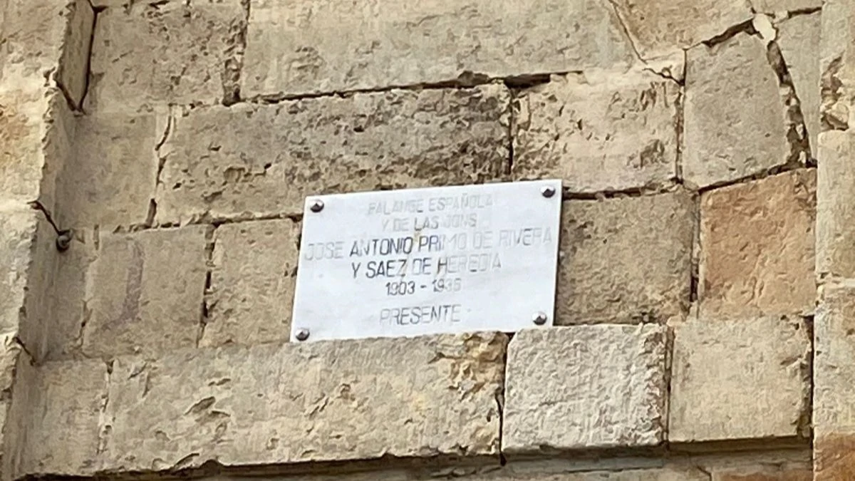 Se pide la retirada de una placa dedicada a la Falange en la fachada de una iglesia de León 1