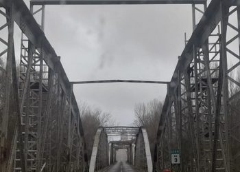 Un puente con importantes daños