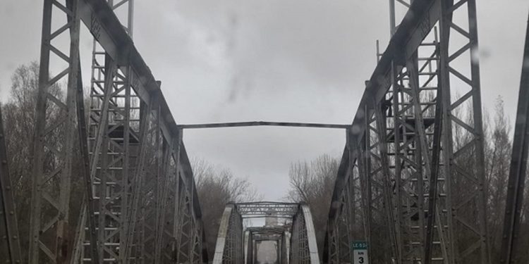 Un puente con importantes daños