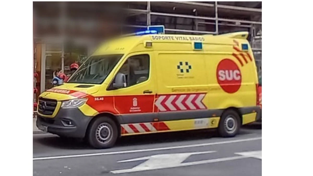 Un coche se lleva por delante una parada de autobuses 1