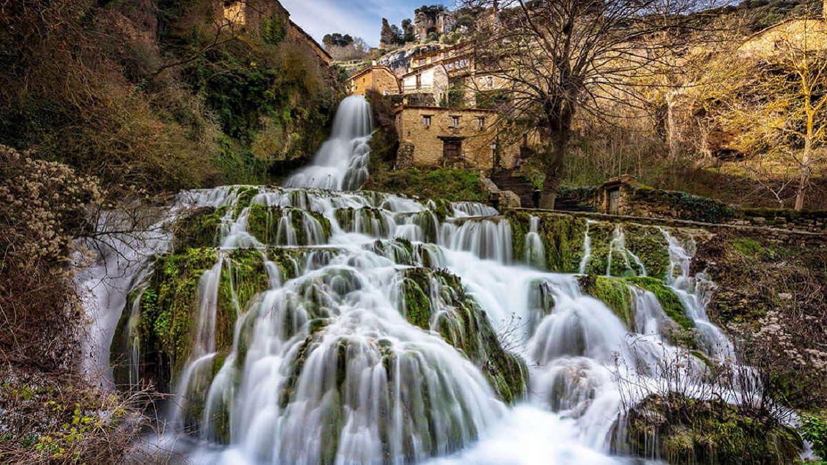 El mágico pueblo en medio de una cascada 1