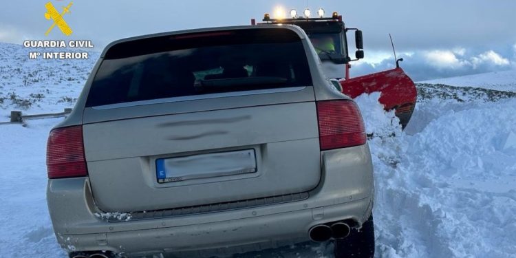 Un recién nacido en el coche atrapado