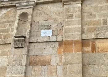 Se pide la retirada de una placa dedicada a la Falange en la fachada de una iglesia de León 1