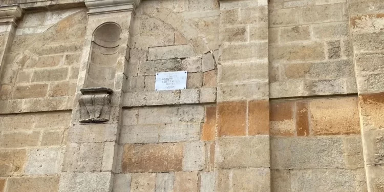 Se pide la retirada de una placa dedicada a la Falange en la fachada de una iglesia de León 1