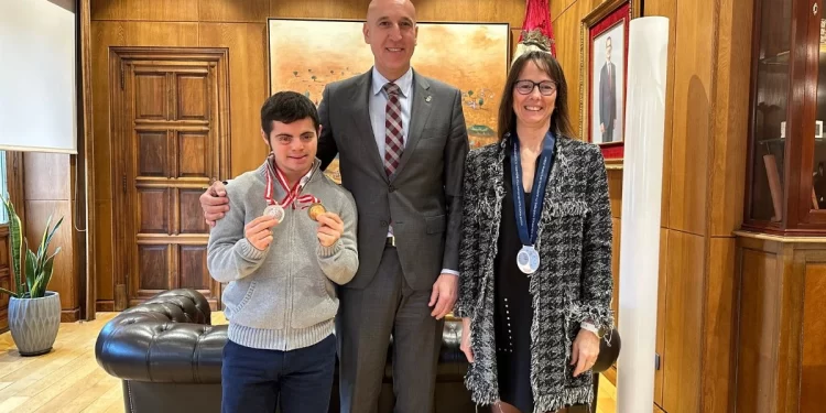 Dos nadadores leoneses se reúnen con el alcalde de León