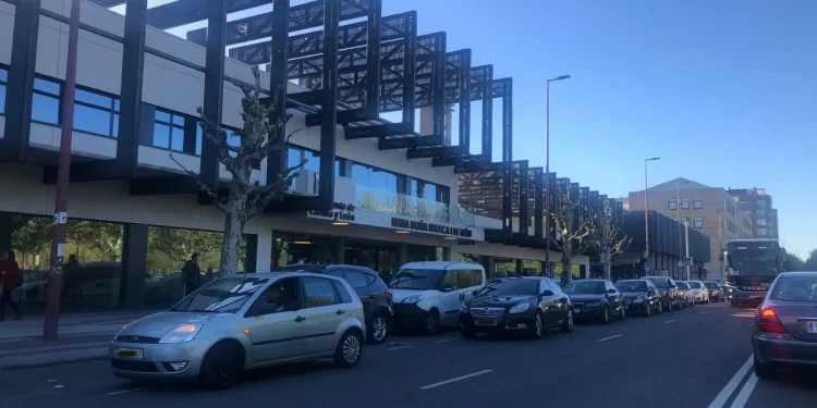 El caos que se vive frente a la nueva Estación de Autobuses de León 1