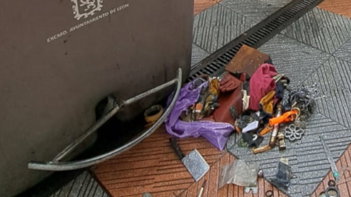 El gran riesgo de unas hachas de carnicero abandonadas a la puerta de un colegio en León 17