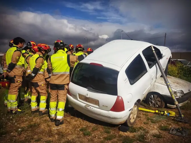 Los Bomberos de León estabilizan coches en un accidente 2