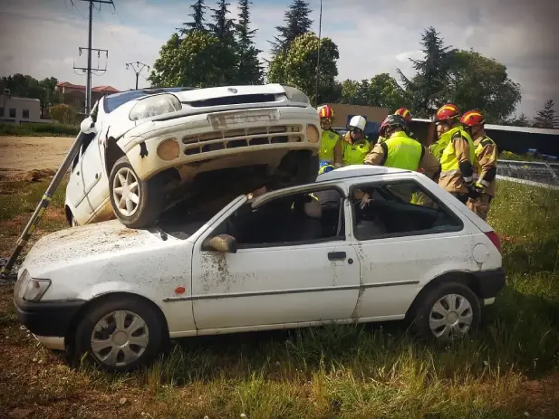 Los Bomberos de León estabilizan coches en un accidente 1