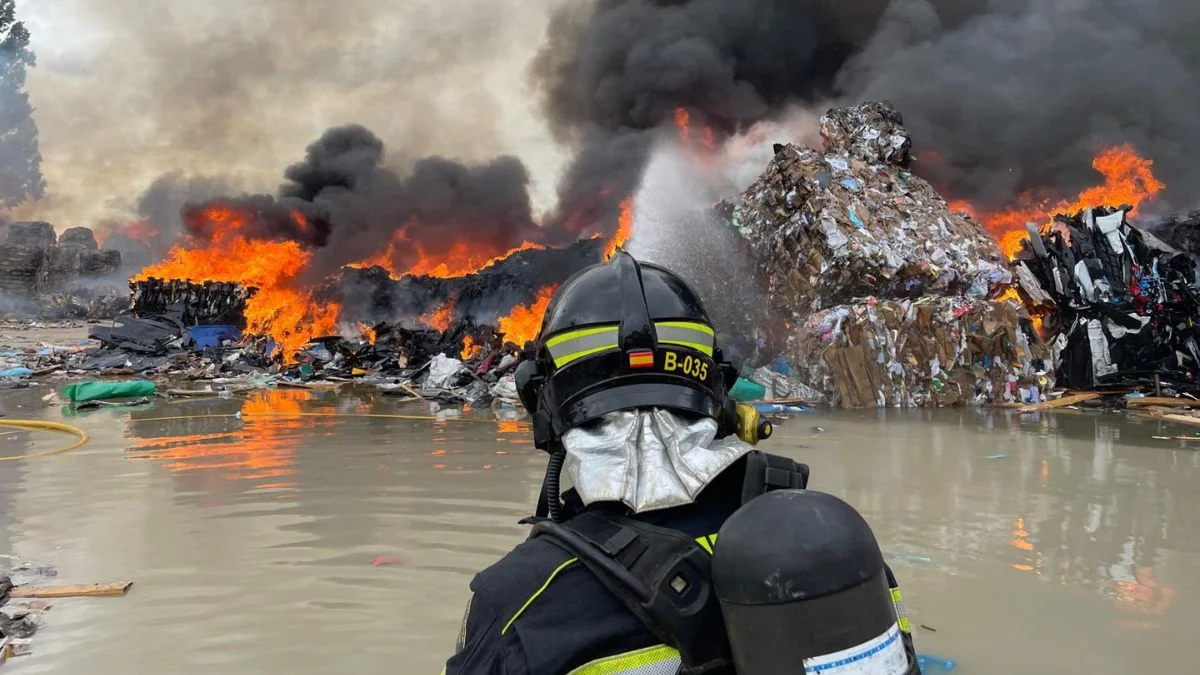 Grave incendio en una planta de reciclaje 1