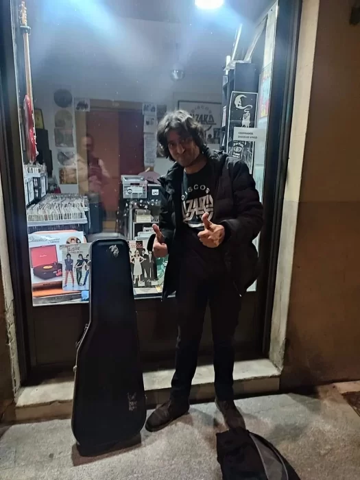 El artista leonés recupera su guitarra robada 2