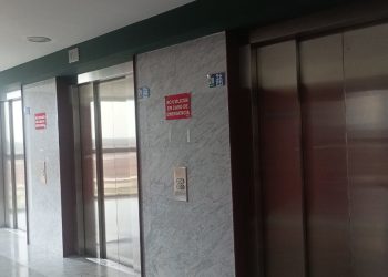 Largas colas por los ascensores estropeados en el hospital