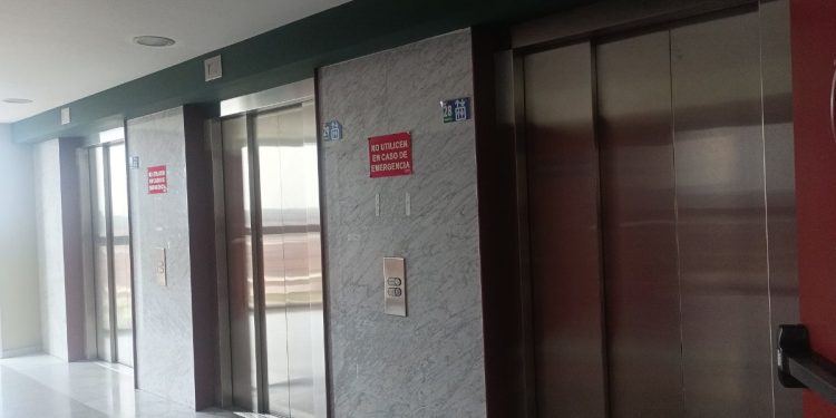 Largas colas por los ascensores estropeados en el hospital