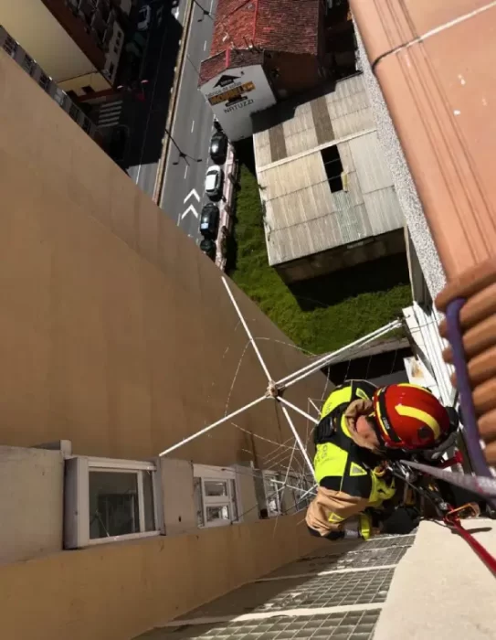 Los Bomberos de León hacen rápel por el patio de un edificio 1