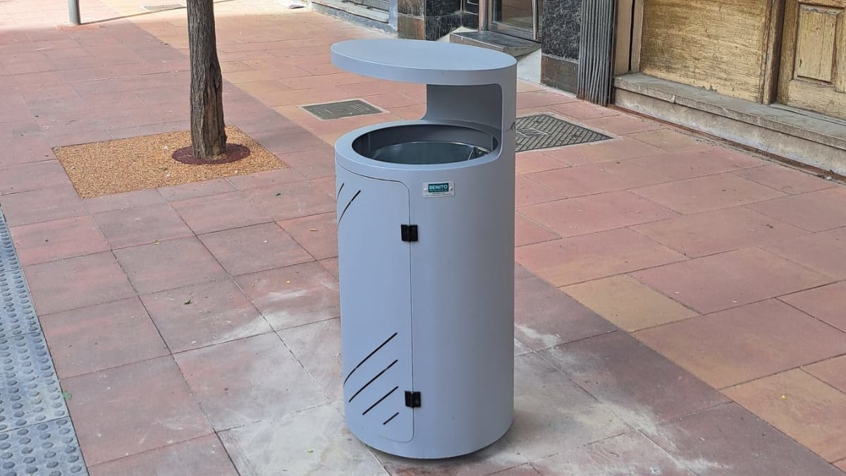 Instalan canastas en esta calle para jugar al baloncesto desde los coches 1