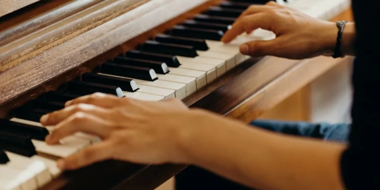 Actuaciones improvisadas en el piano callejero de León 1