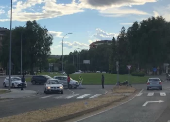 Fuerte choque entre un turismo y una moto en Eras de Renueva 4