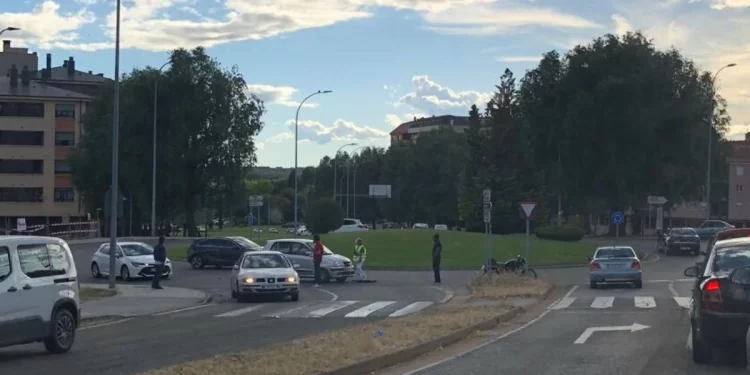 Fuerte choque entre un turismo y una moto en Eras de Renueva 1