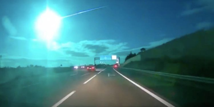 El meteorito que brilló y pintó de verde la noche