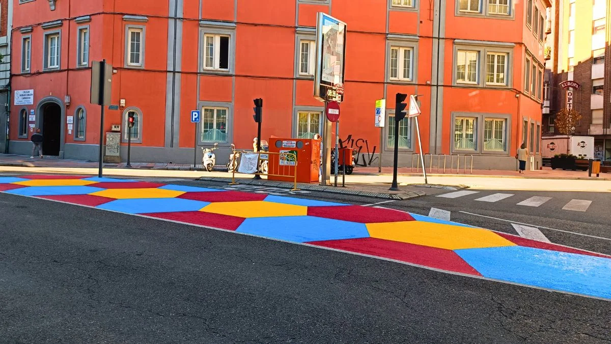 El Ayuntamiento pone color a otra céntrica calle de León 1