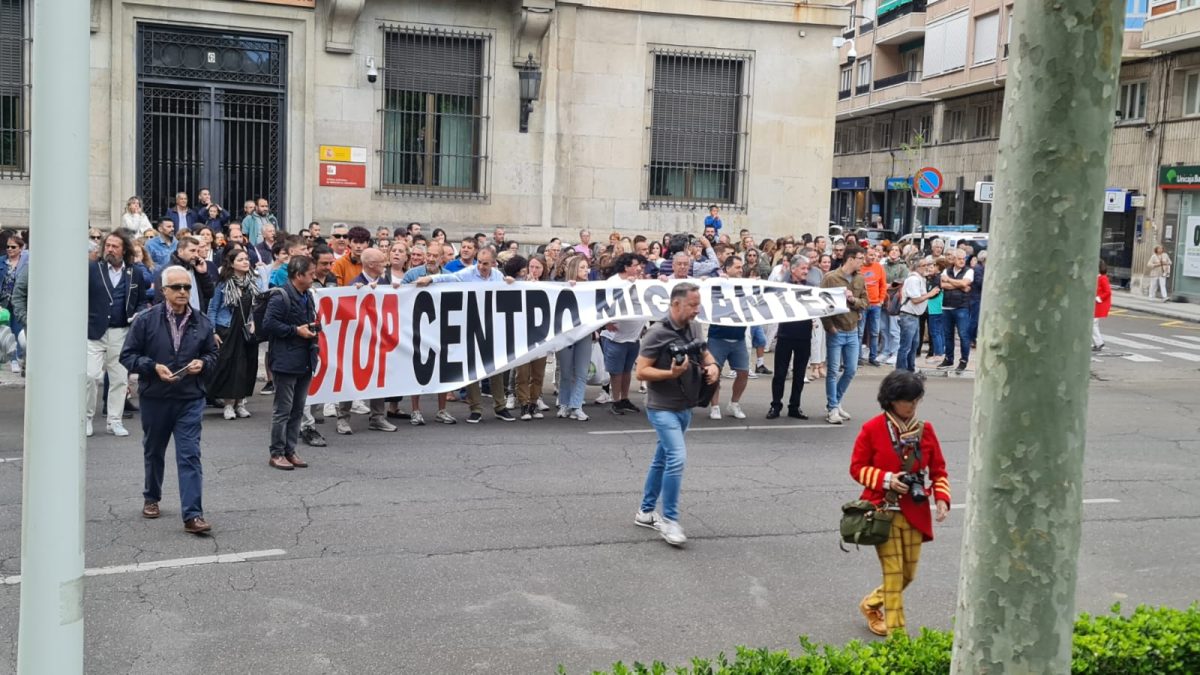 Manifestación en el centro de León contra el centro de menas. 5
