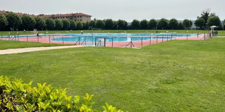 Los leoneses abren la temporada en las piscinas municipales 1