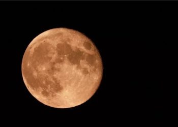 De fresa y llena, la luna de junio