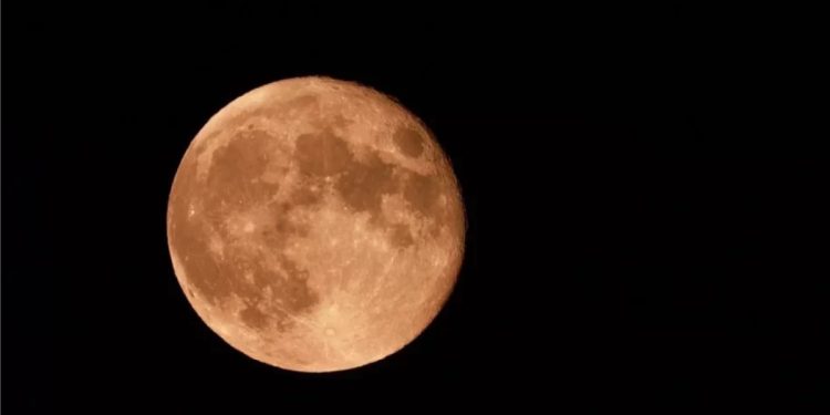 De fresa y llena, la luna de junio