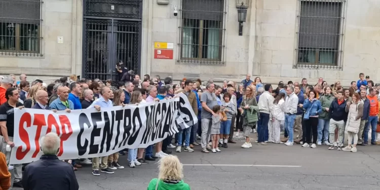 Manifestación en el centro de León contra el centro de menas. 1