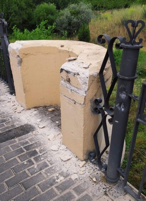 El tractor que destroza las protecciones de un puente de León 1