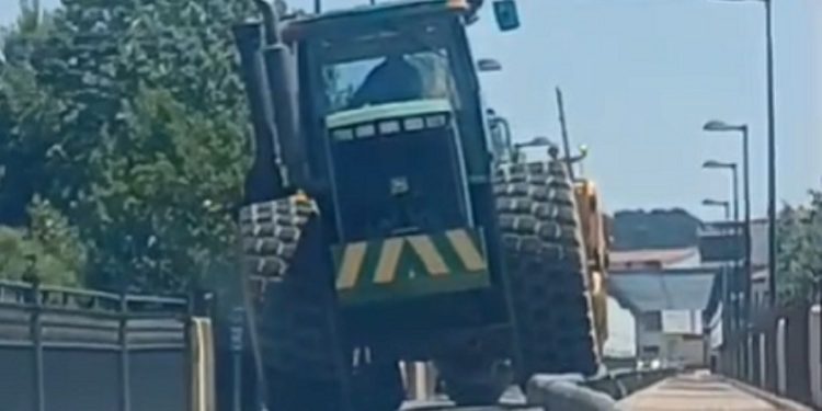 El tractor destrozó un puente de León