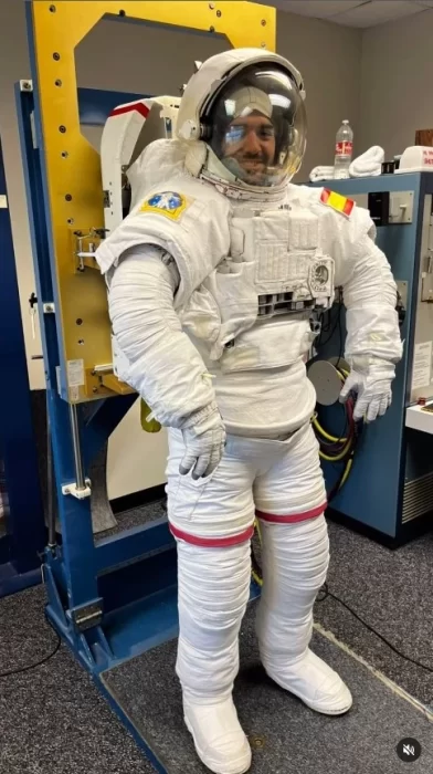 Pablo Álvarez se prueba su traje de astronauta 1