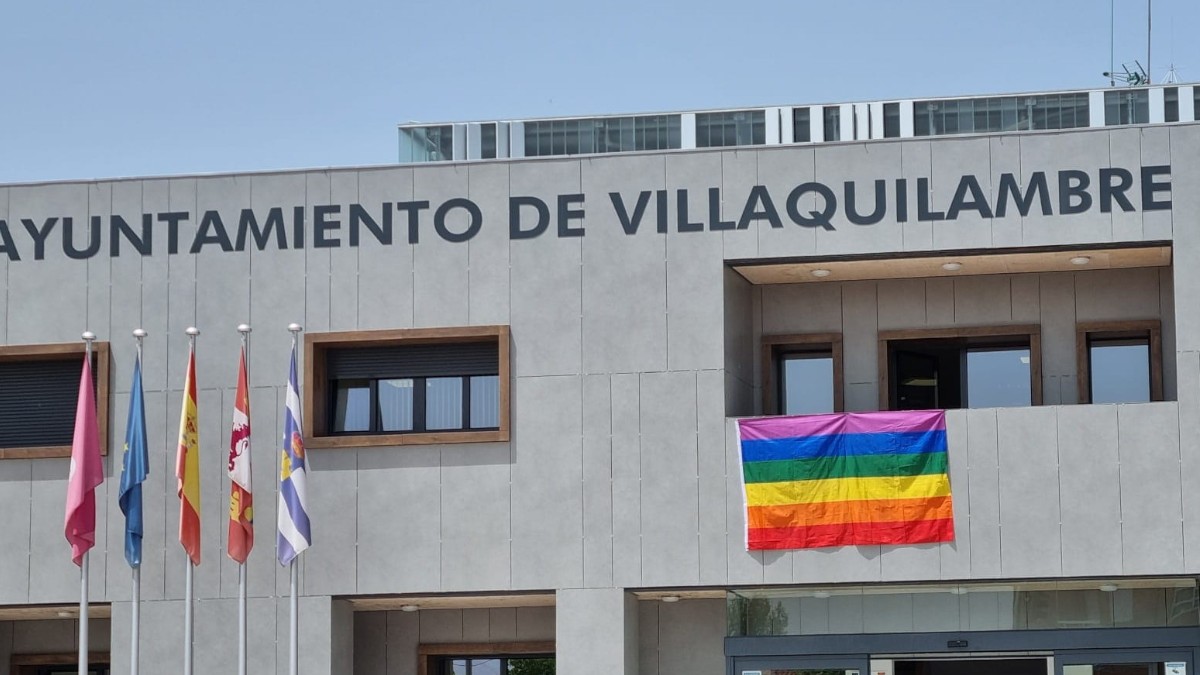 Polémica por las banderas en un municipio de León 1