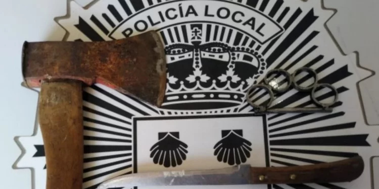 La policía interviene un hacha, un cuchillo y un puño americano en León 1