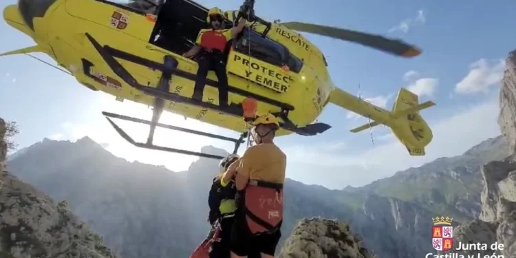 Rescatado un varón en la ruta de Cabrones a Caín 1