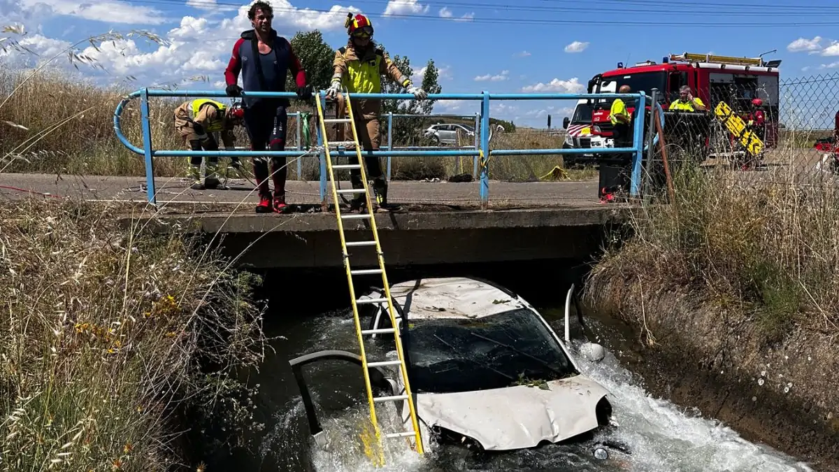 Rescatados un hombre de 95 años y su hija tras caer con su coche a un canal en León 2