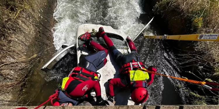 Rescatados un hombre de 95 años y su hija tras caer con su coche a un canal en León 1