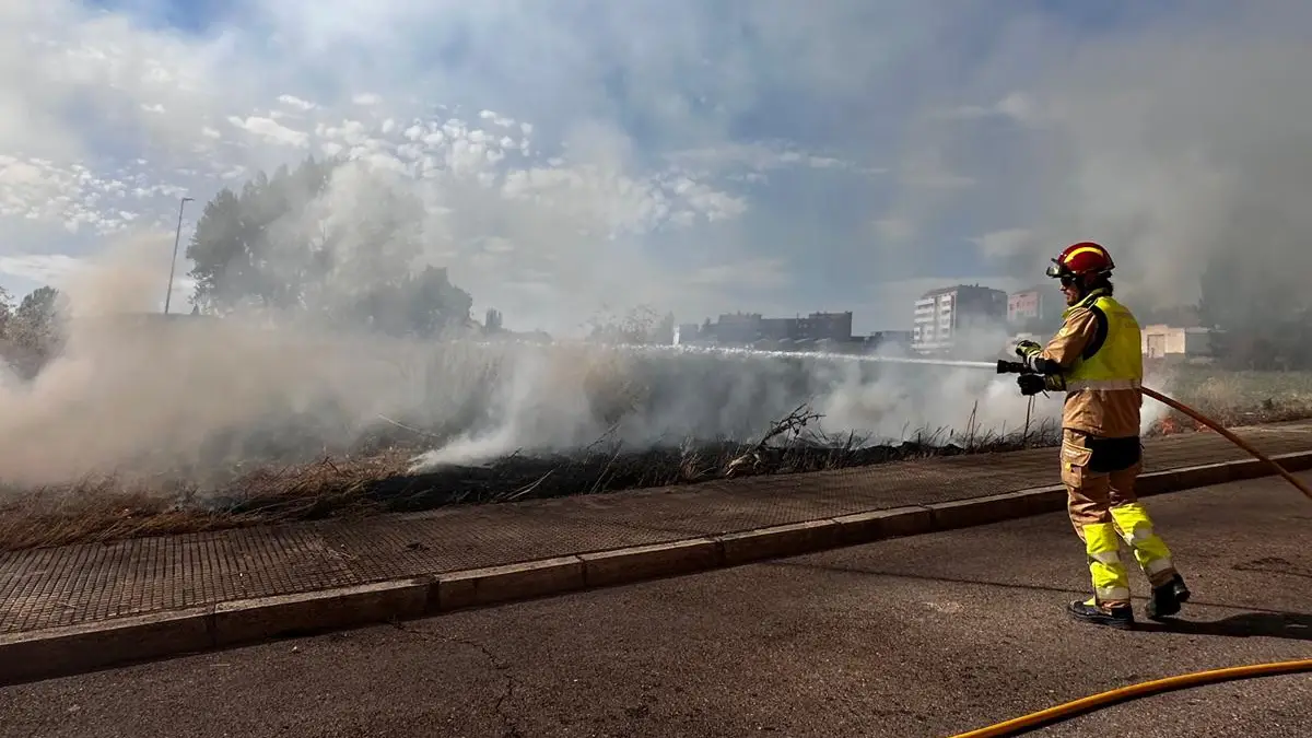 Los bomberos de León apagan un gran incendio en Armunia 1