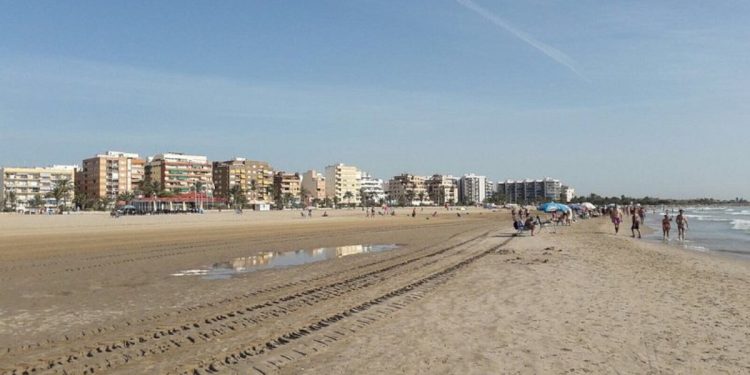 En una playa emborrachada y violada por dos hombres