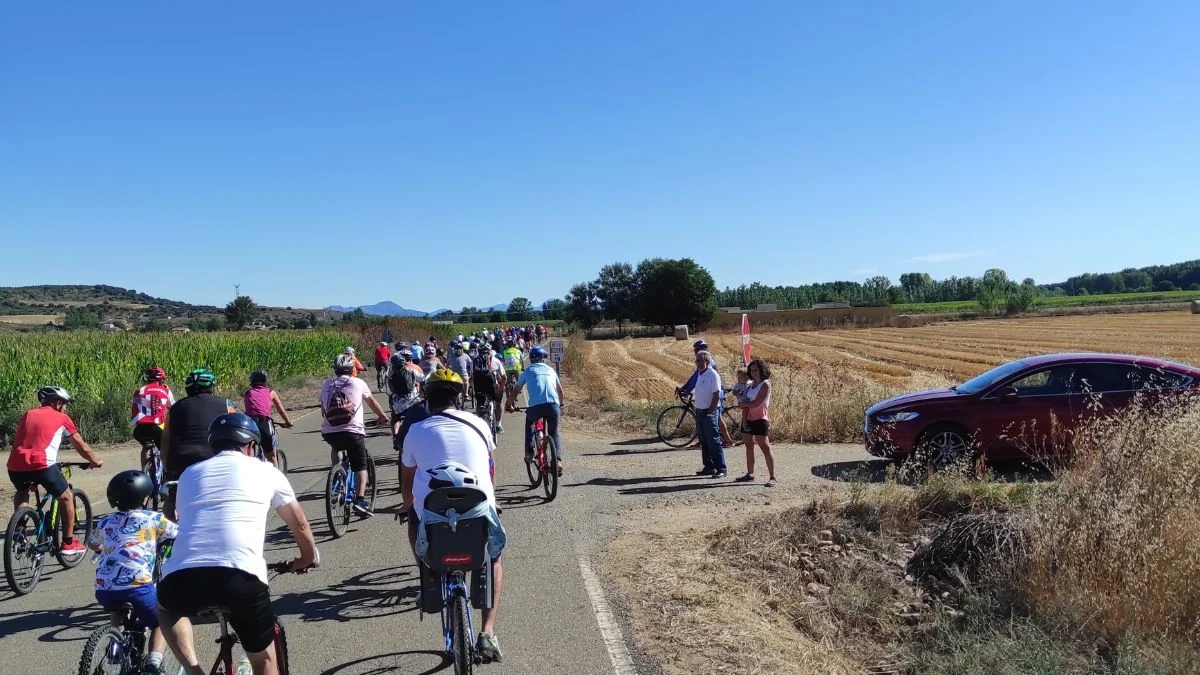 Los vecinos de Villasabariego disfrutan del verano en bici 3