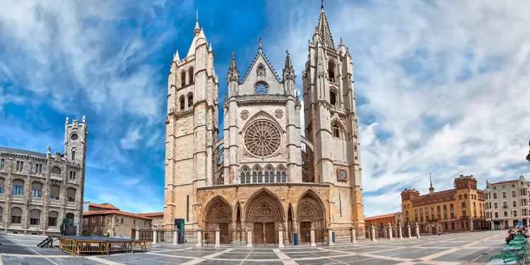 País con más turistas a León