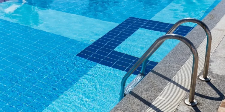 Muere ahogado en una piscina privada