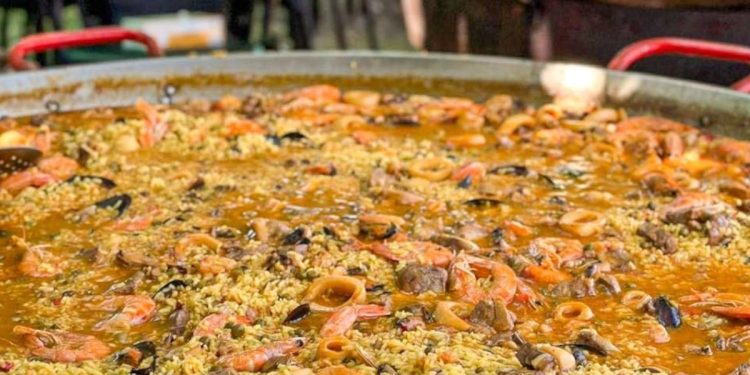 Una paella gigante en un lugar refrescante