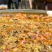 Una paella gigante en un lugar refrescante