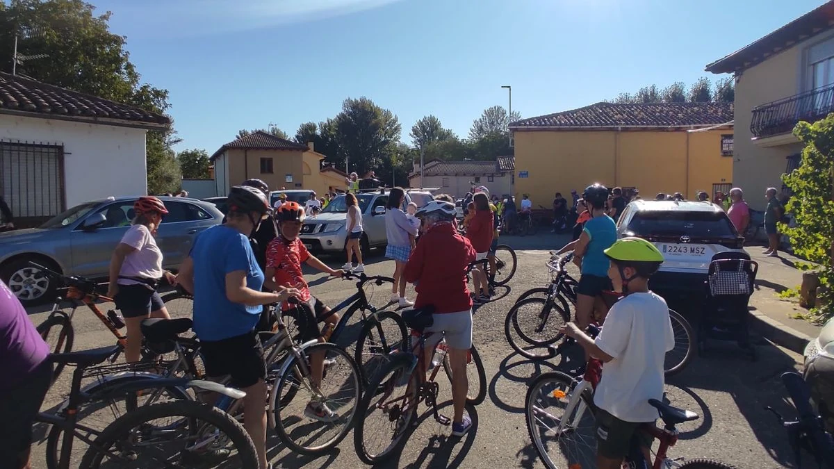 Los vecinos de Villasabariego disfrutan del verano en bici 2