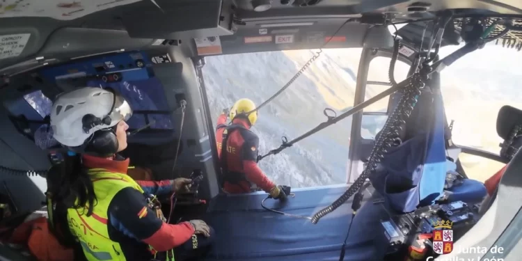 Rescatado en helicóptero un hombre herido en Peña Ubiña 1