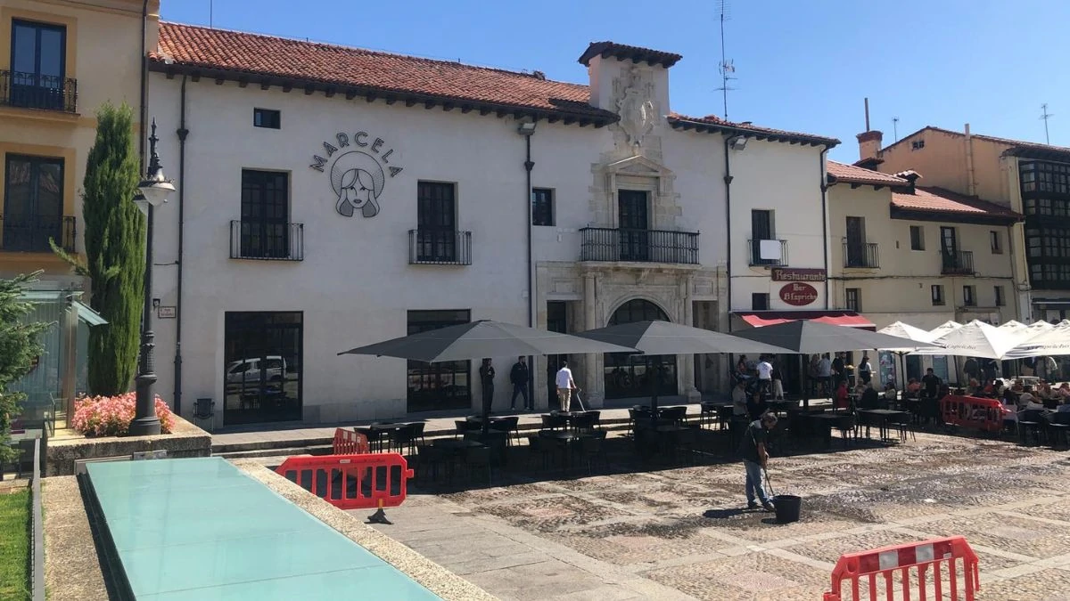 Retiran los veladores de la Plaza de San Marcelo 1