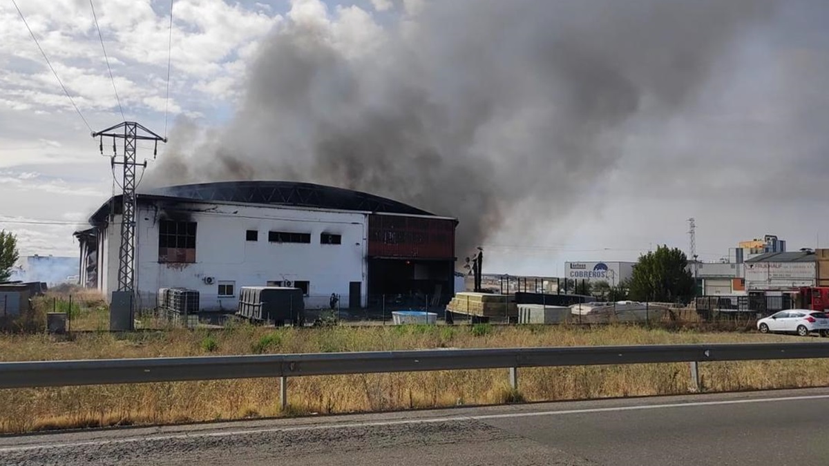 Un voraz incendio devora una nave en una pequeña localidad 1