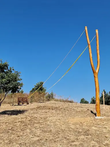 Un pueblo de León instala el primer tirachinas gigante 1