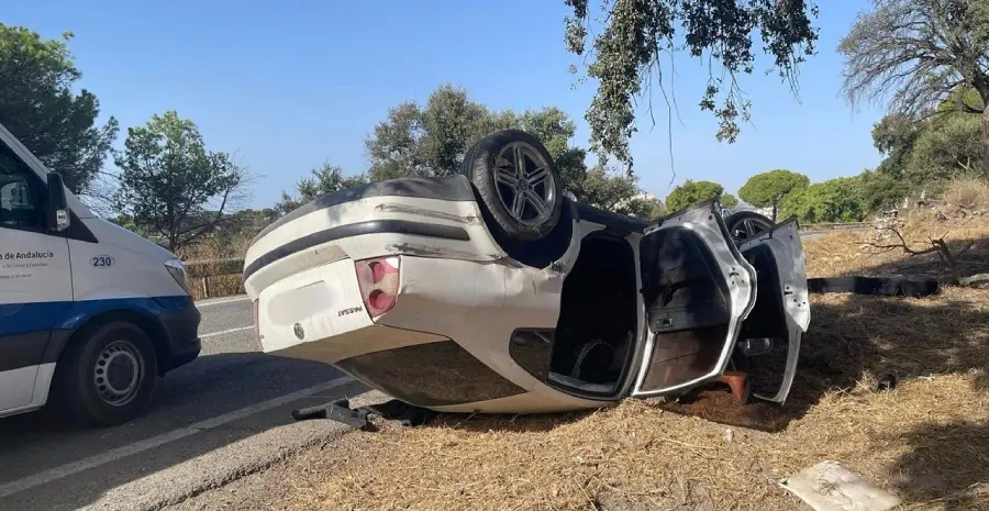 Tremendo vuelco de un coche deja un hombre ingresado 1